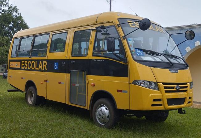 Frota municipal da educação recebe novo micro-ônibus para transporte de alunos 