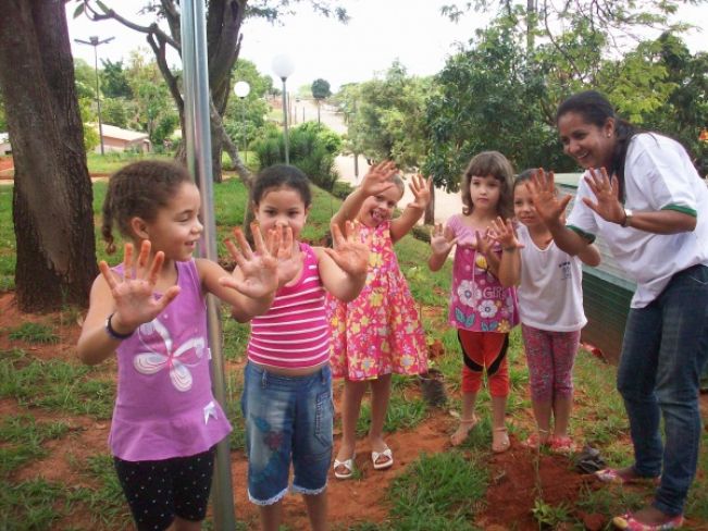 Crianças Ajudam na Reconstrução da Praça Plantando Pingo de Ouro e outras Plantas
