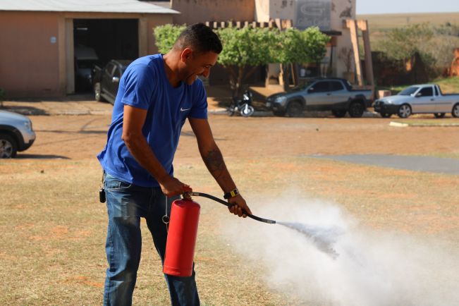 Momentos chave do treinamento essencial para brigadistas da Defesa Civil. As fotos capturam simulações realistas de combate a incêndios, exercícios de resgate e práticas de primeiros socorros.